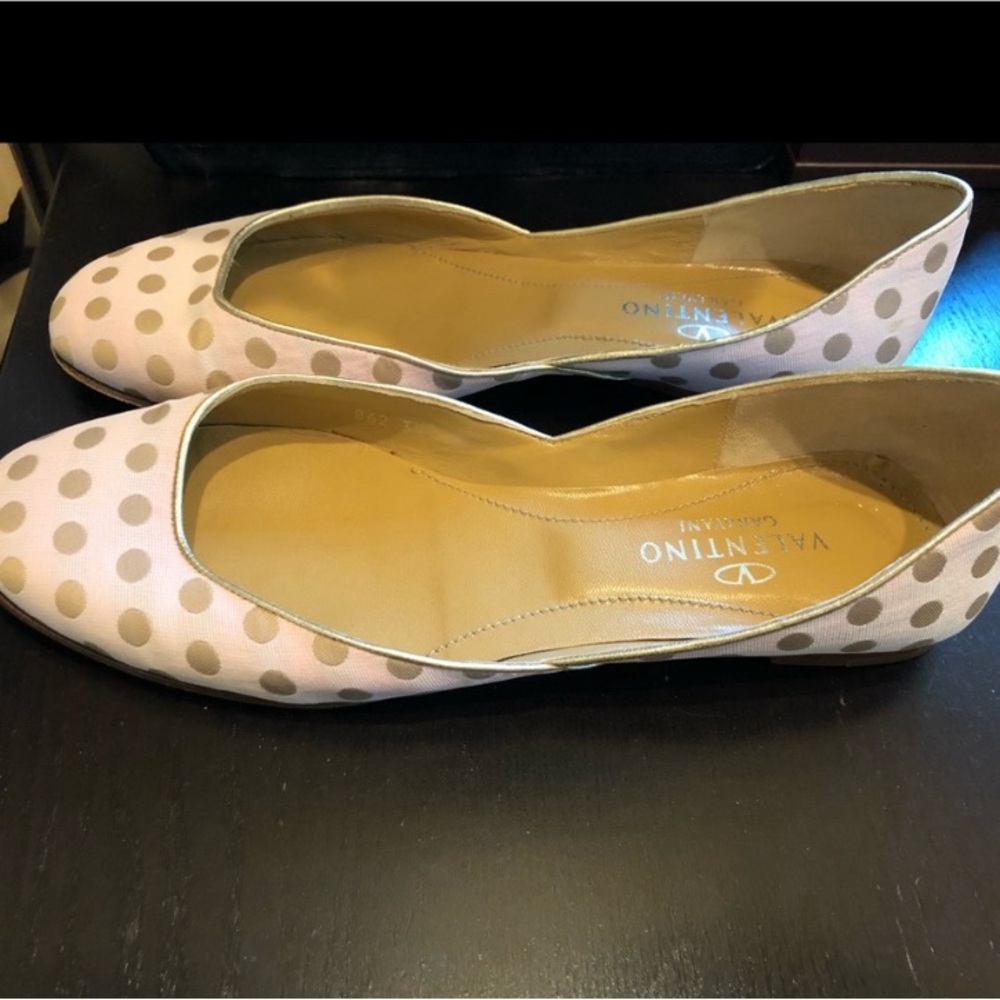 Valentino Garavani 39 size 9 EUC flat leather sole shoe light pink gold